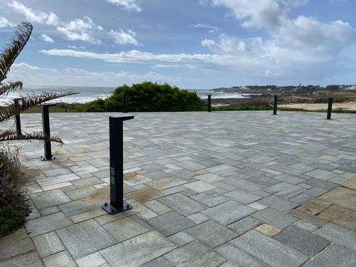 Bornes sur une place piétonne