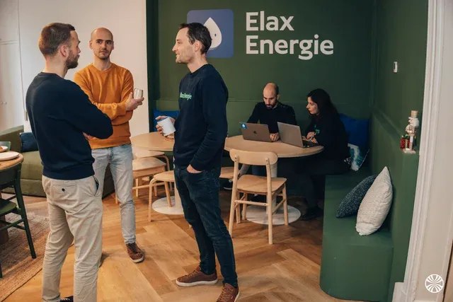 Équipe Elax Energie échangeant avec des locataires