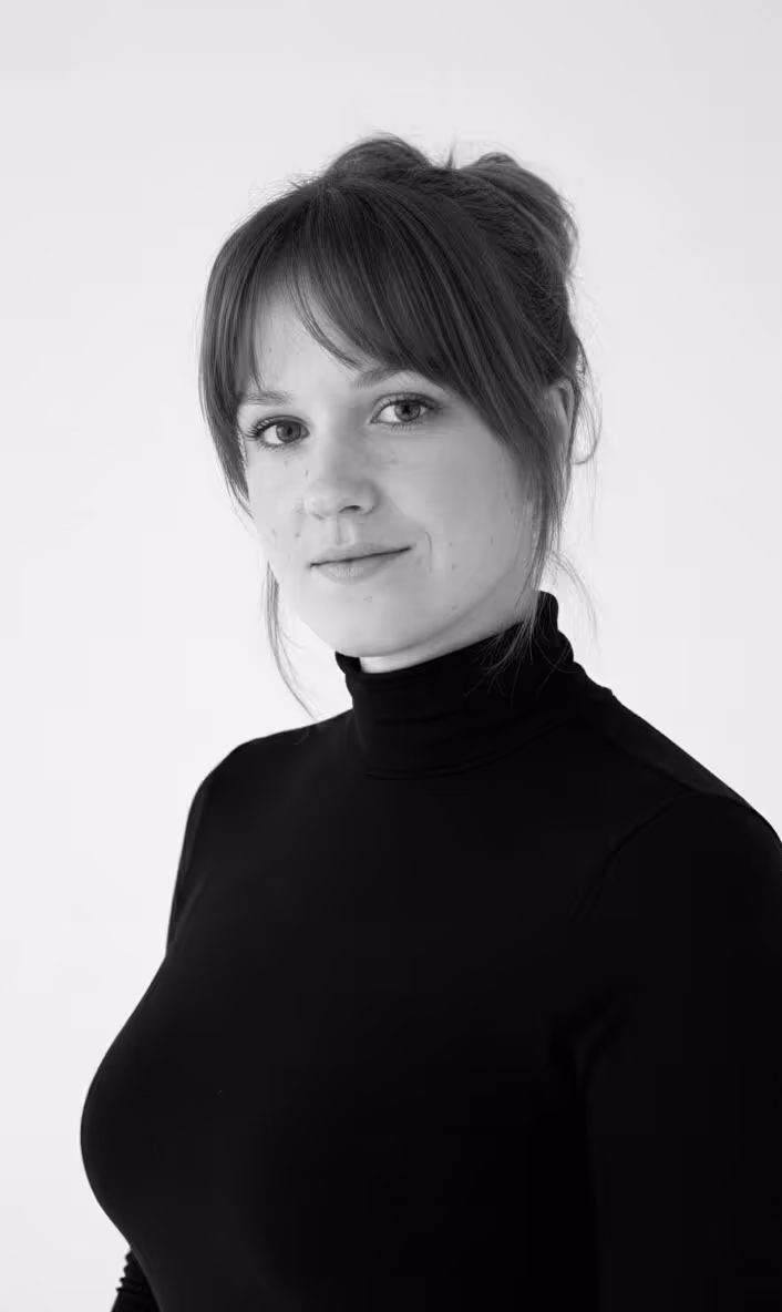 Die Frau auf dem Bild hat eine Bobfrisur und trägt ein leuchtend blaues Langarm Shirt. Natalia Davydova