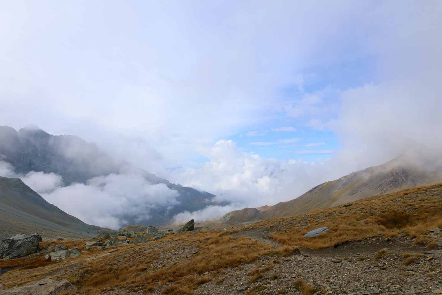 Nahaufnahme von wirbelndem Wasser in kräftigen Blautönen – mit Strömungen, Blasen und Lichtreflexionen, die an eine Unterwasseraufnahme einer brechenden Welle oder eines Strudels erinnern.