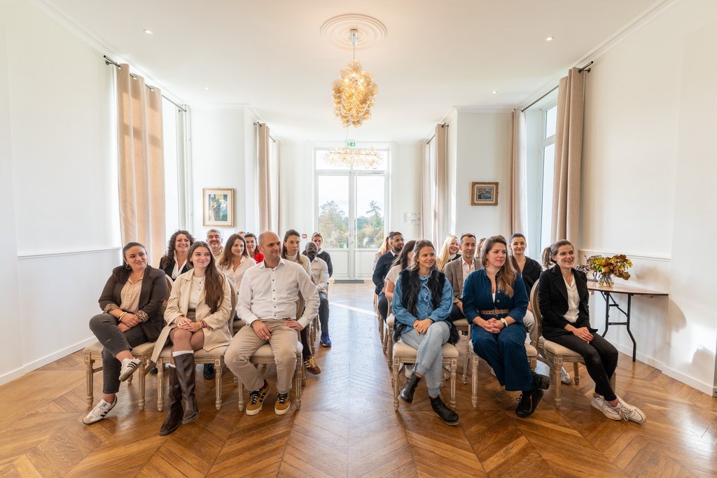 Deux personnes qui discutent Domaines & évènements
