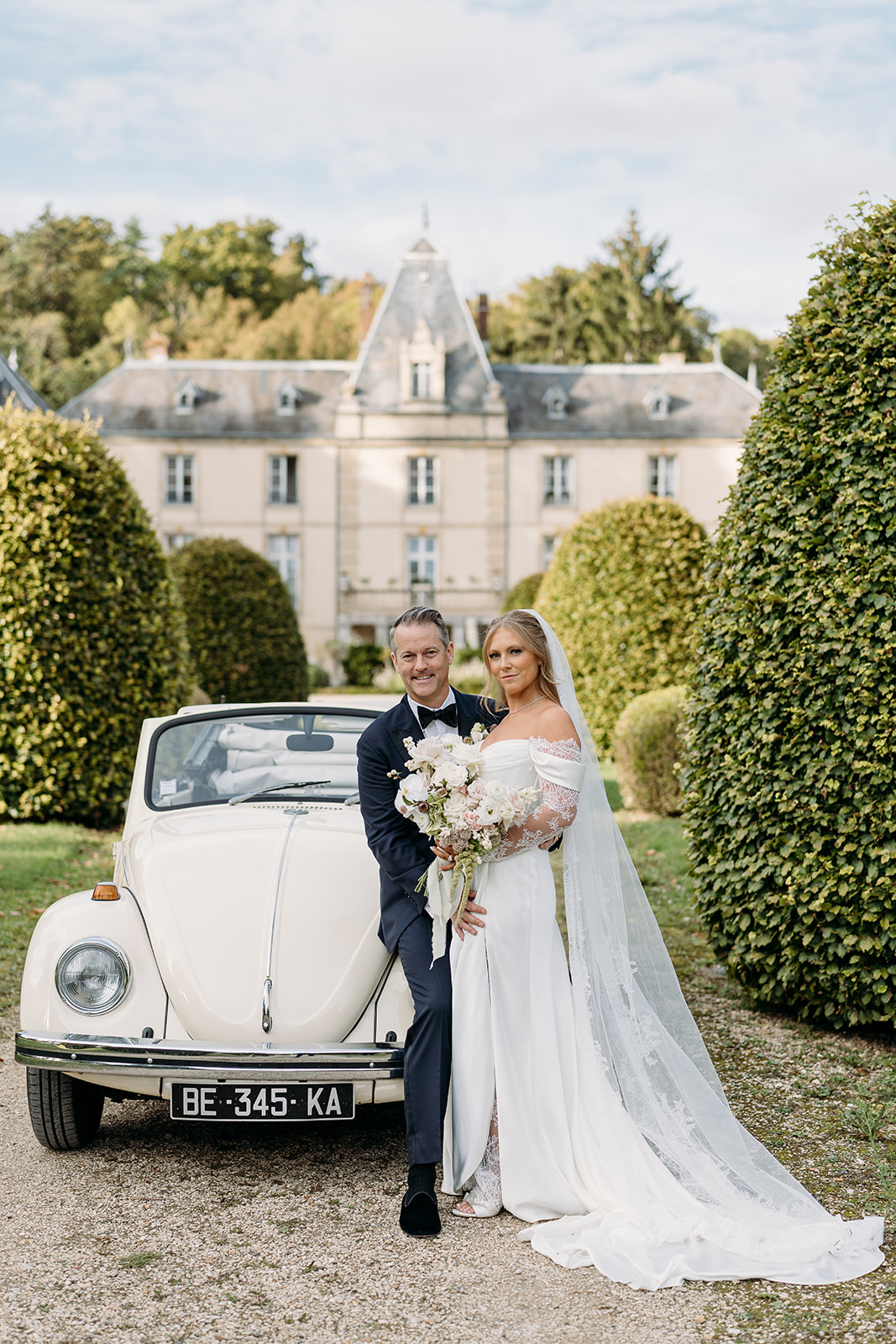 Mariés et voiture ancienne devant le Château d'Aveny