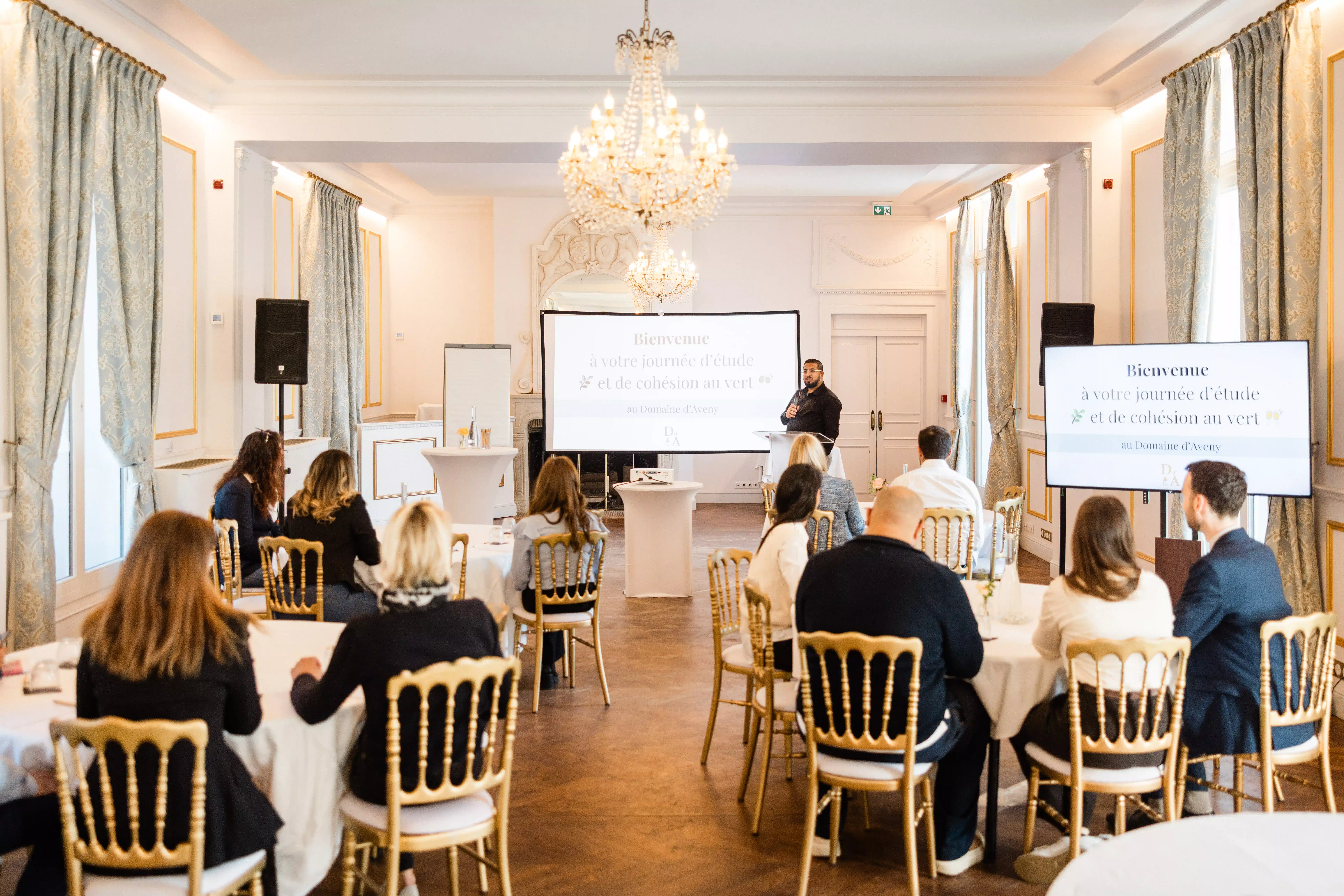 Salle de réunion équipée pour un séminaire d'entreprise au Domaine d'Aveny en Normandie
