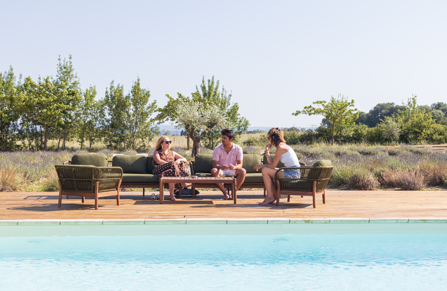 Repos au bord de la piscine