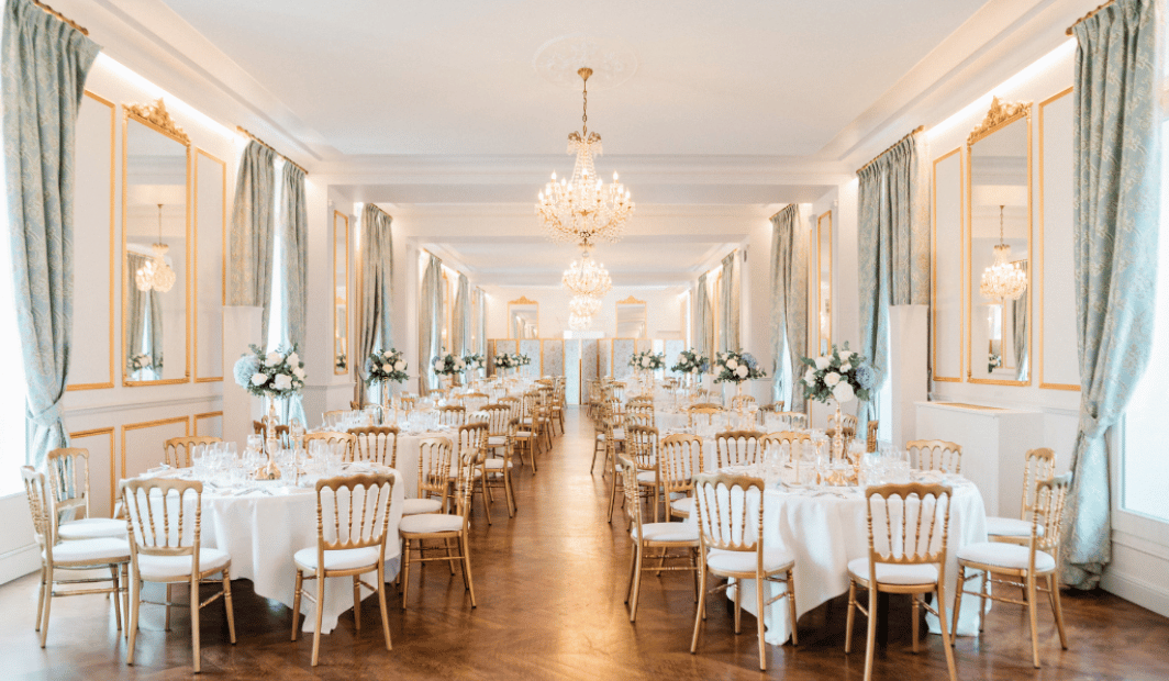 Salle de réception spacieuse et lumineuse pour les mariages. Domaines & événements, des lieux splendides de mariage.