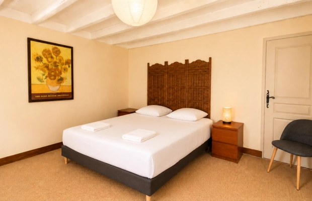 chambre lumineuse avec un lit double