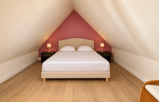 chambre avec un lit double