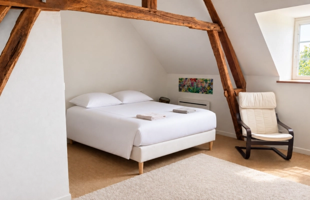 chambre lumineuse avec un lit