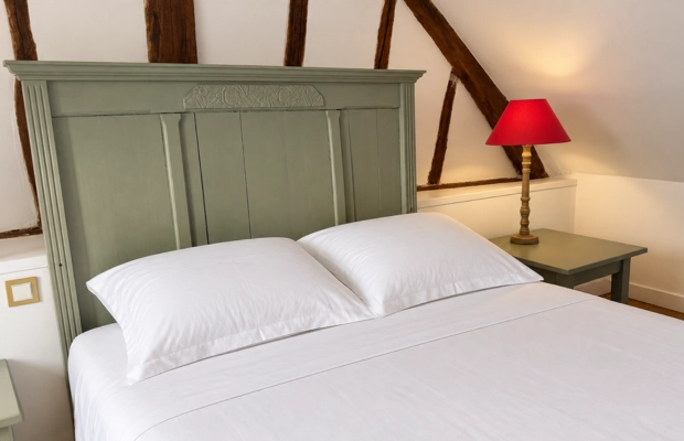 chambre avec un lit double