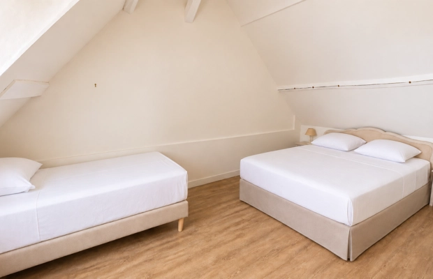 chambre lumineuse avec trois lits