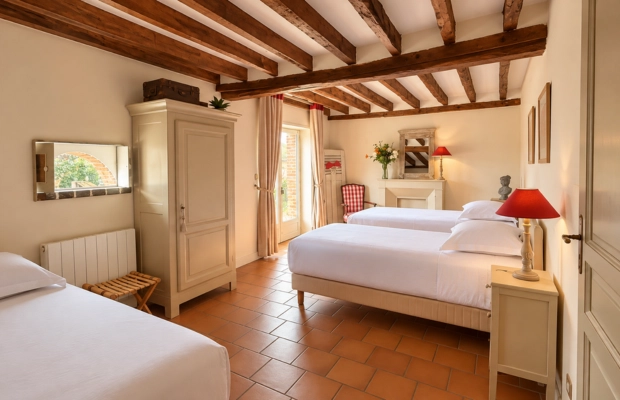 chambre chaleureuse avec trois lits simples