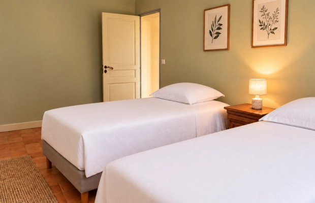 chambre avec deux lits simples