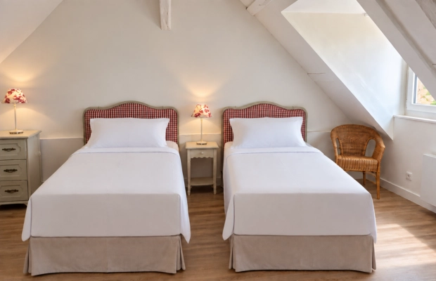 chambre lumineuse avec deux lits simples