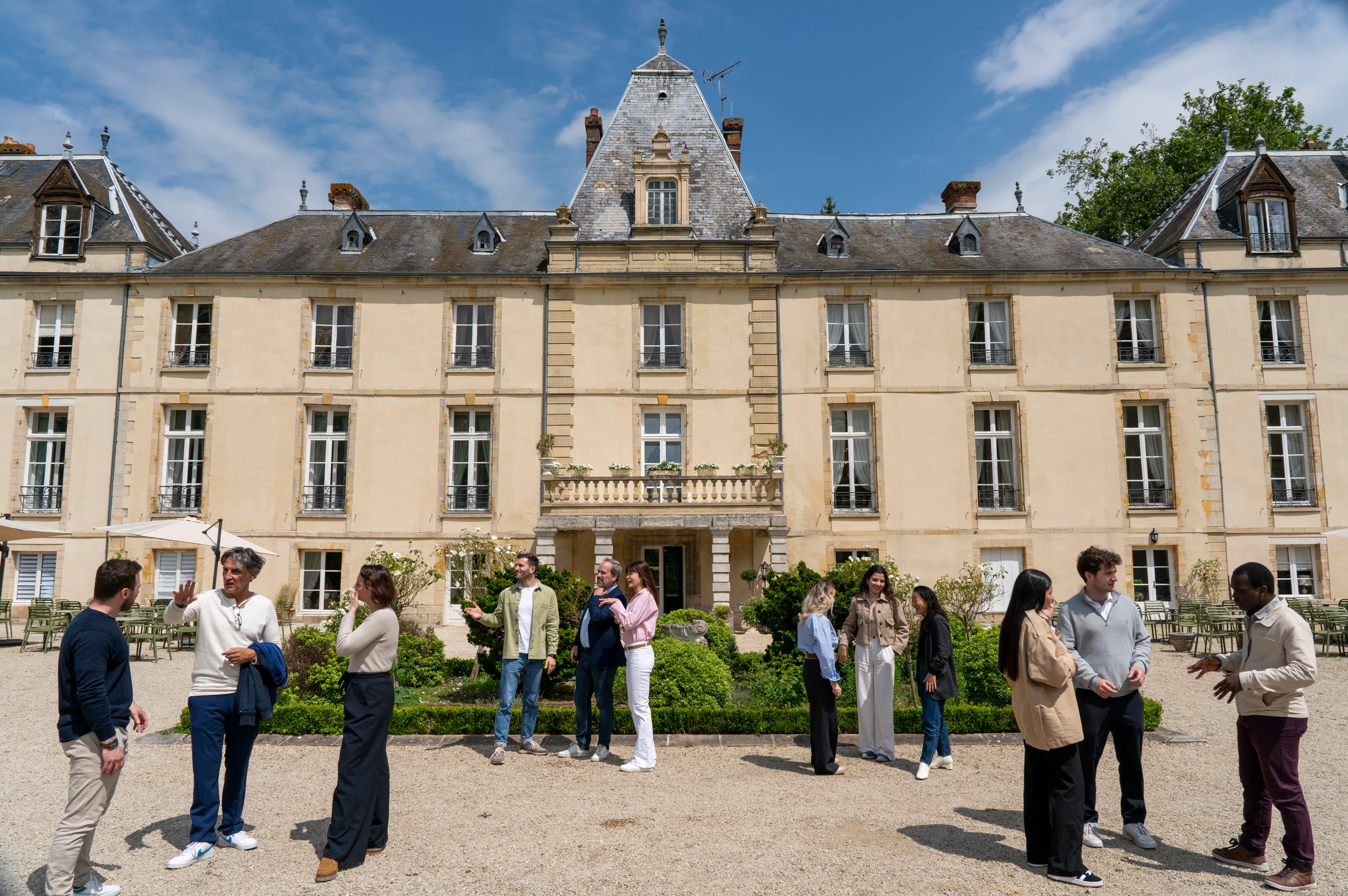 Chateau d'Aveny avec des personnes discutant devant