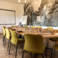 Espace repas avec table et chaises au Domaine du Grand Morin.