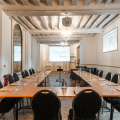Salle lumineuse pour réunions et séminaires au Domaine du Grand Morin.