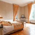 Lit double dans une chambre lumineuse au Domaine du Grand Morin.