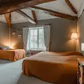 Chambre mansardée avec deux lits doubles au Domaine du Grand Morin.