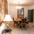 Pièce élégante avec mobilier ancien dans le château du Domaine du Grand Morin.