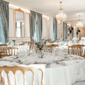 Espace de réception aménagé pour une cérémonie de mariage au Domaine du Grand Morin.