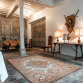 Entrée intérieure avec décoration raffinée au Domaine du Grand Morin.