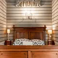 Chambre double décorée avec raffinement au Domaine du Grand Morin.