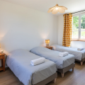 Chambre avec plusieurs lits simples au Domaine du Grand Morin