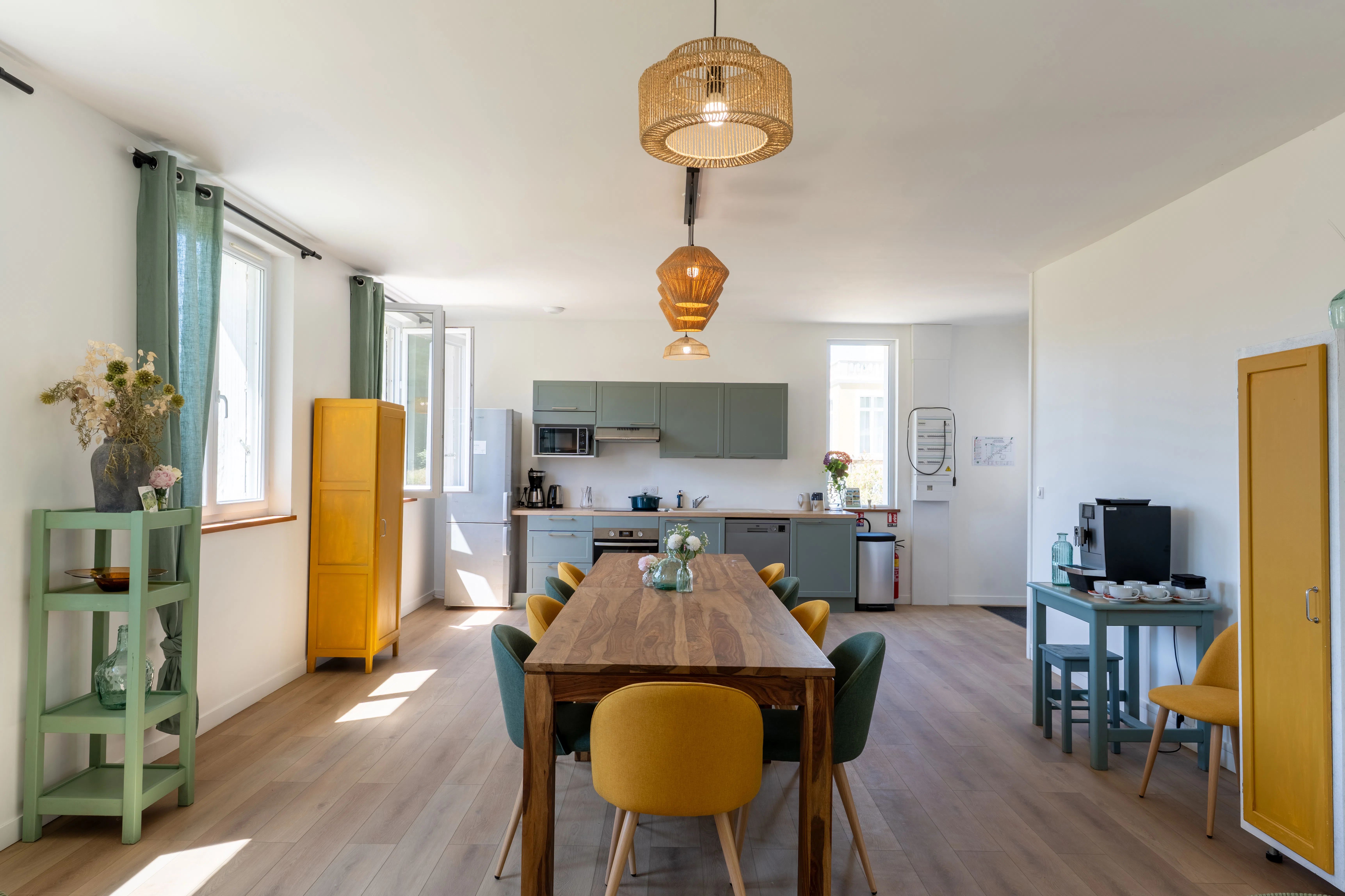 Salle à manger conviviale avec cuisine moderne au Domaine du Grand Morin. 