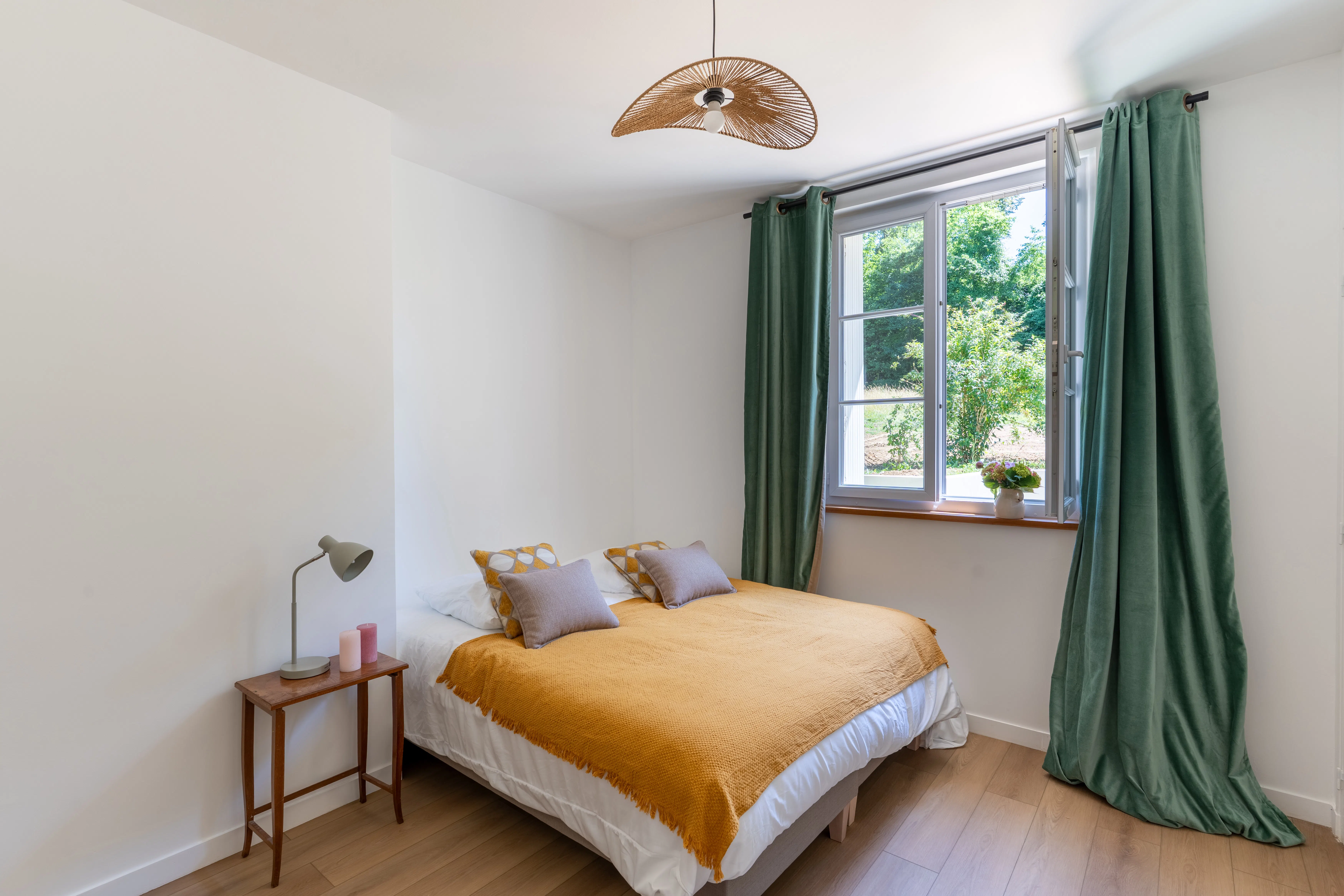 Espace nuit élégant dans la Maison du Château au Domaine du Grand Morin.