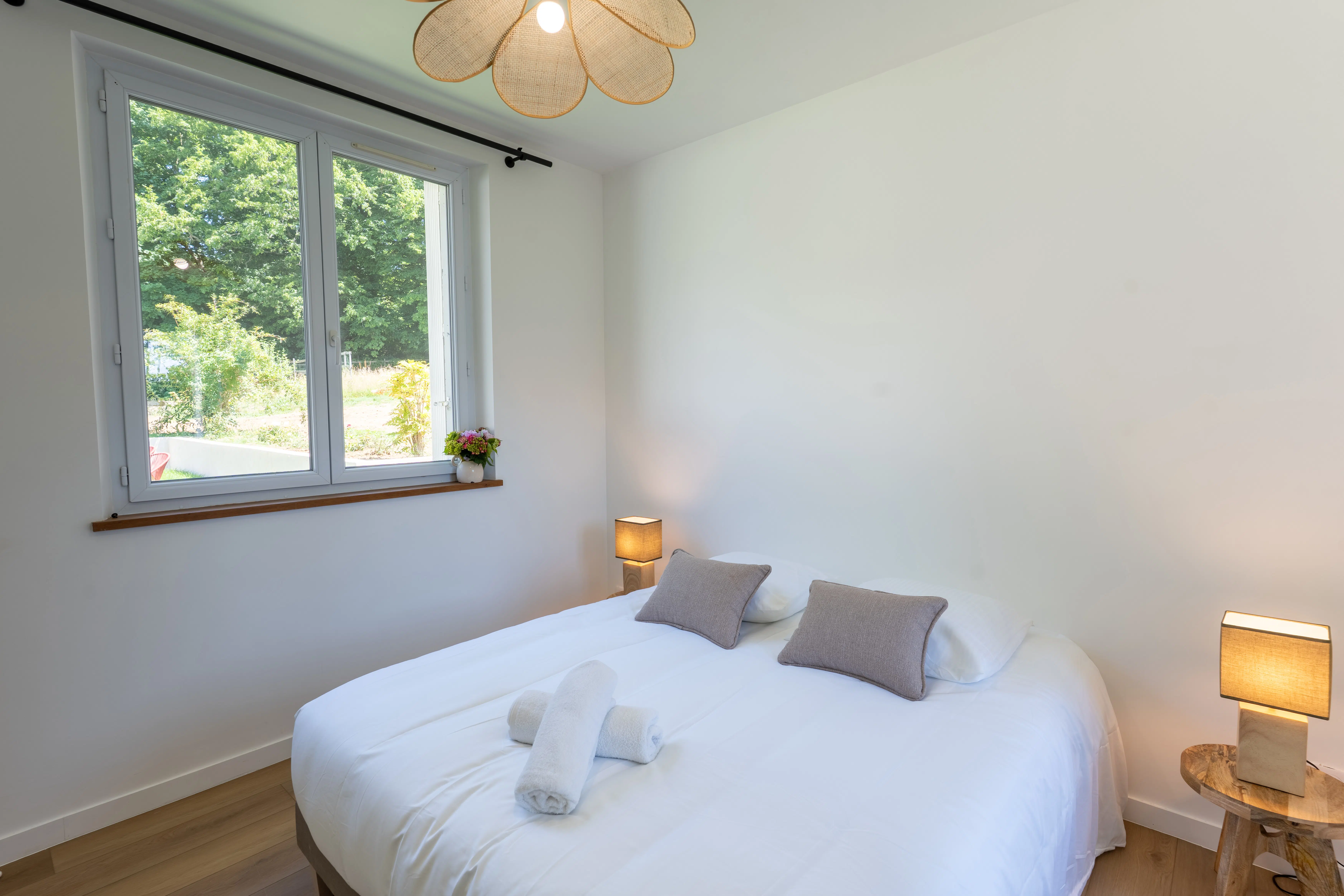 Espace nuit raffiné avec décoration soignée au Domaine du Grand Morin. 