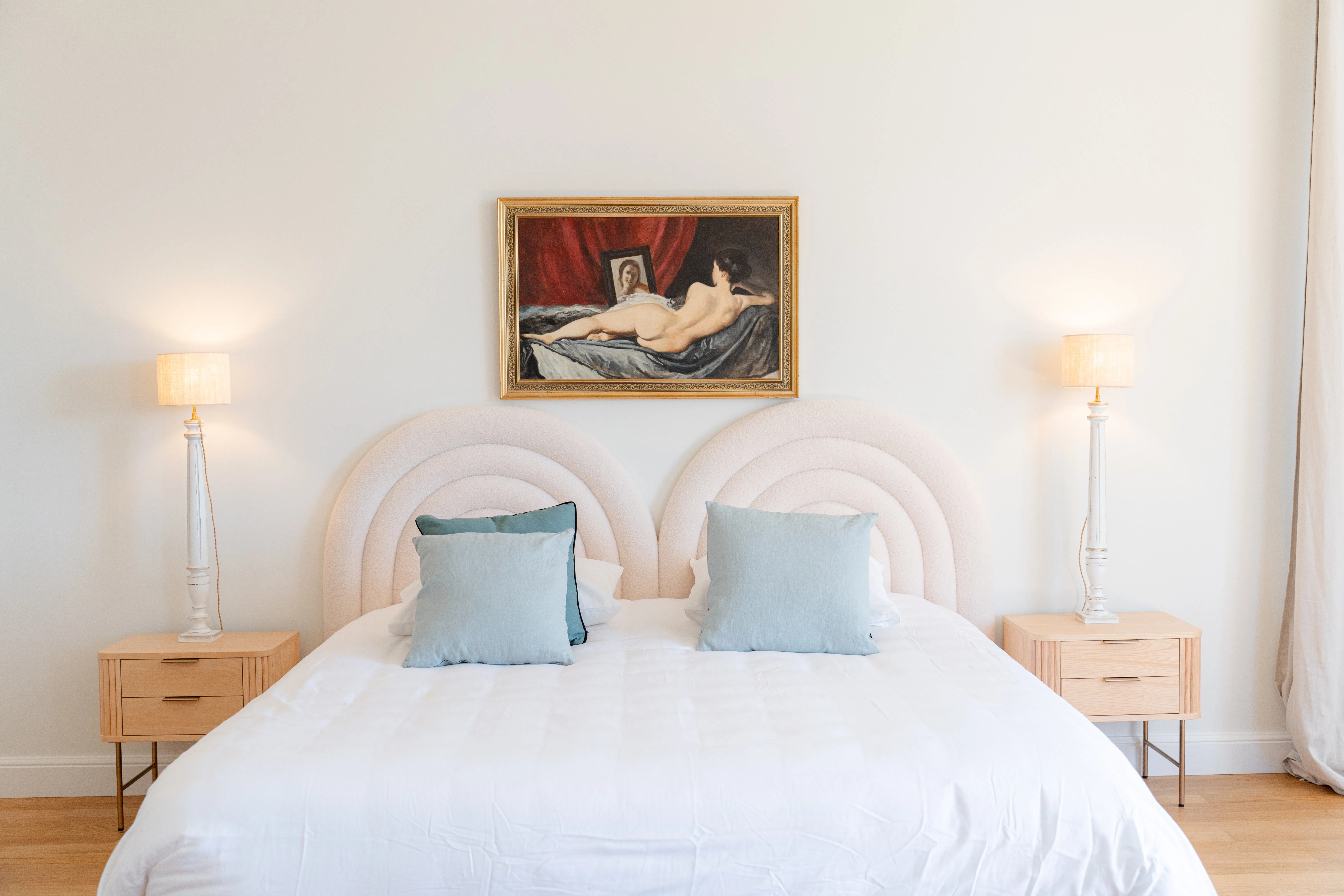 Lit double confortable dans une chambre lumineuse du Domaine du Grand Morin.