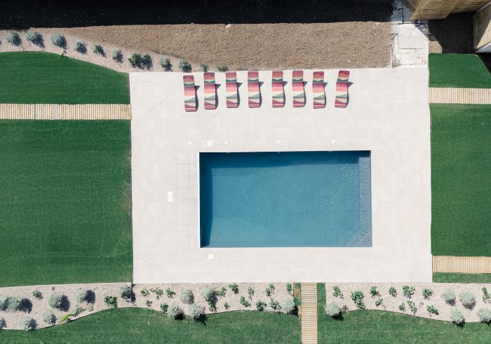 Brunch près de la piscine au Domaine du Grand Morin.