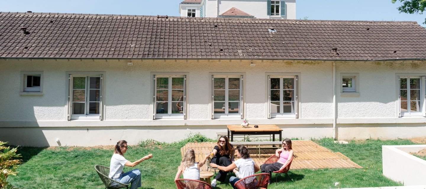 Moment de détente dans le parc du Domaine du Grand Morin.   