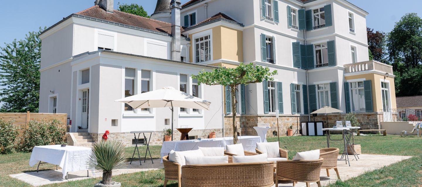 Terrasse élégante attenante au château du Domaine du Grand Morin.    