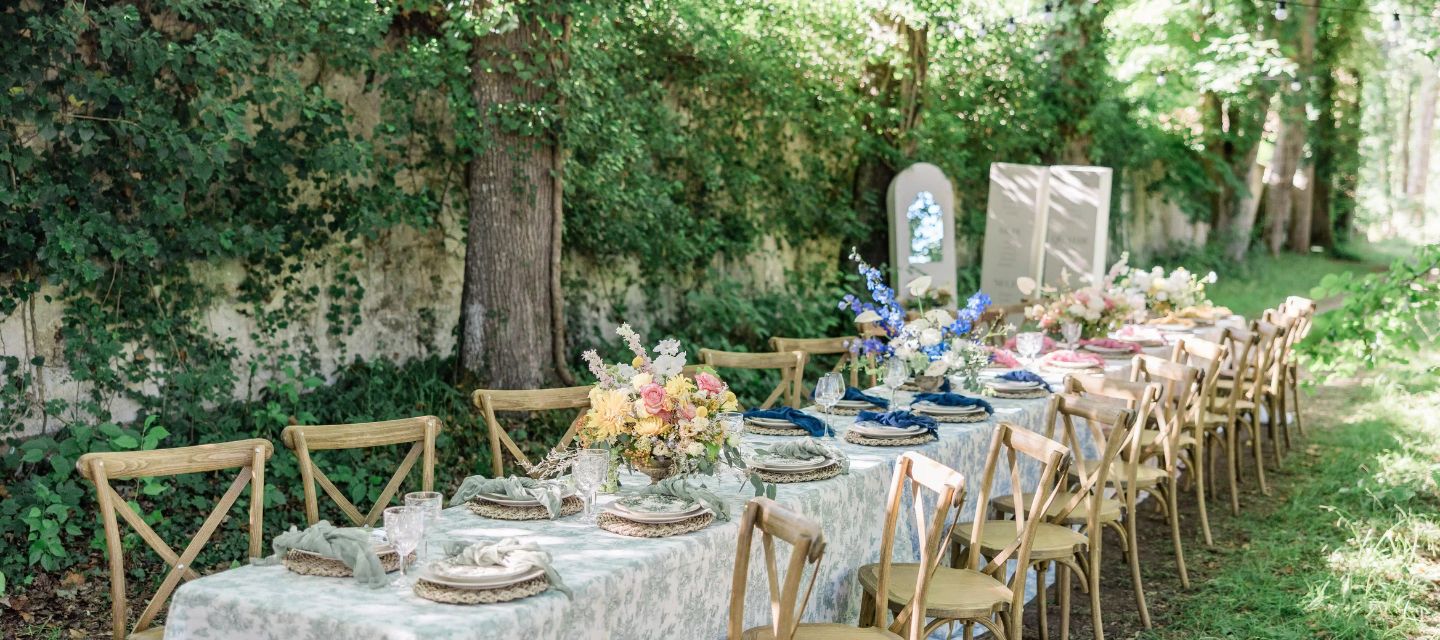 Repas élégant servi dans le parc du Domaine du Grand Morin.