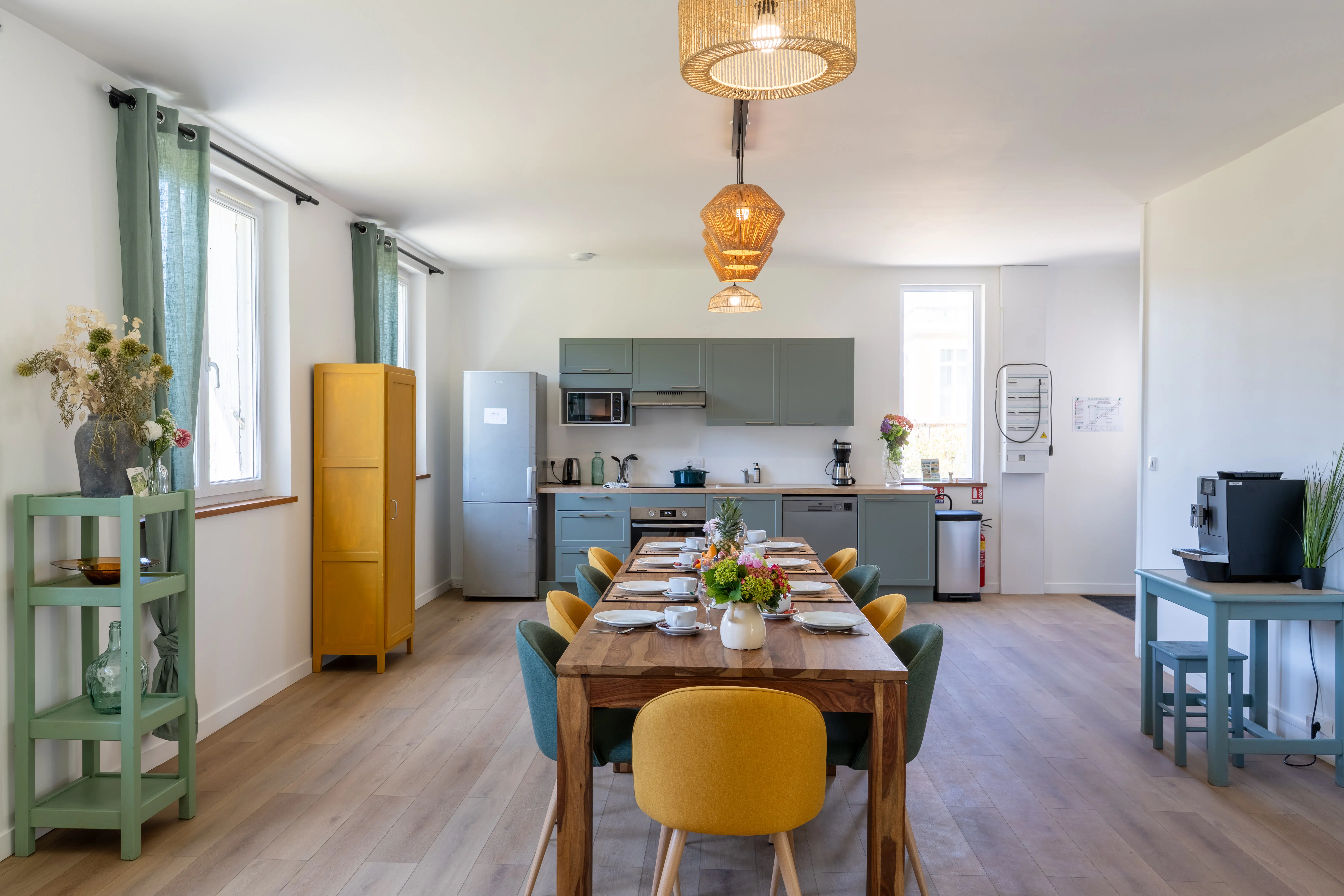 Salle à manger conviviale de la Maison du Séquoia.