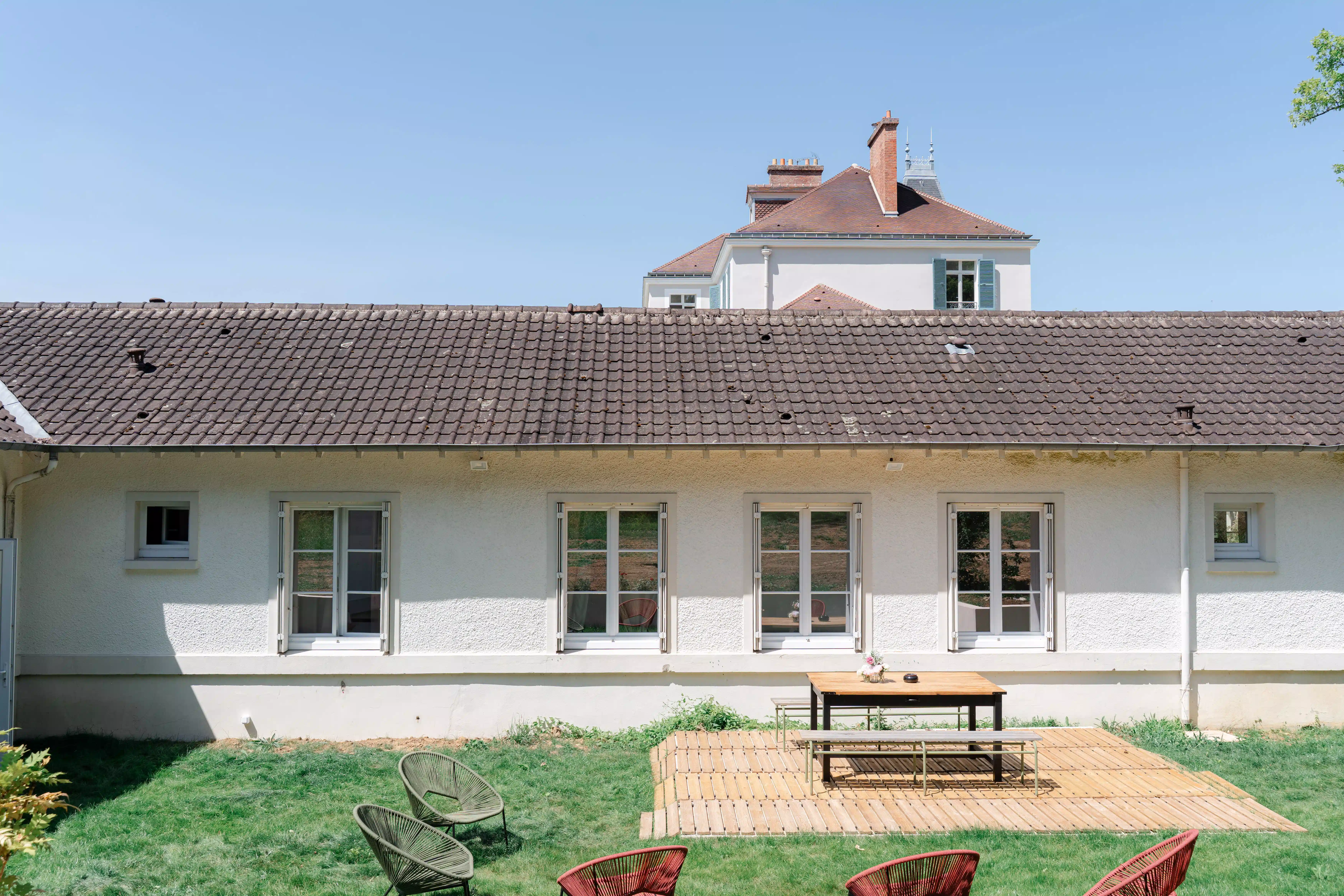 Façade arrière de la Maison du Séquoia au Domaine du Grand Morin.