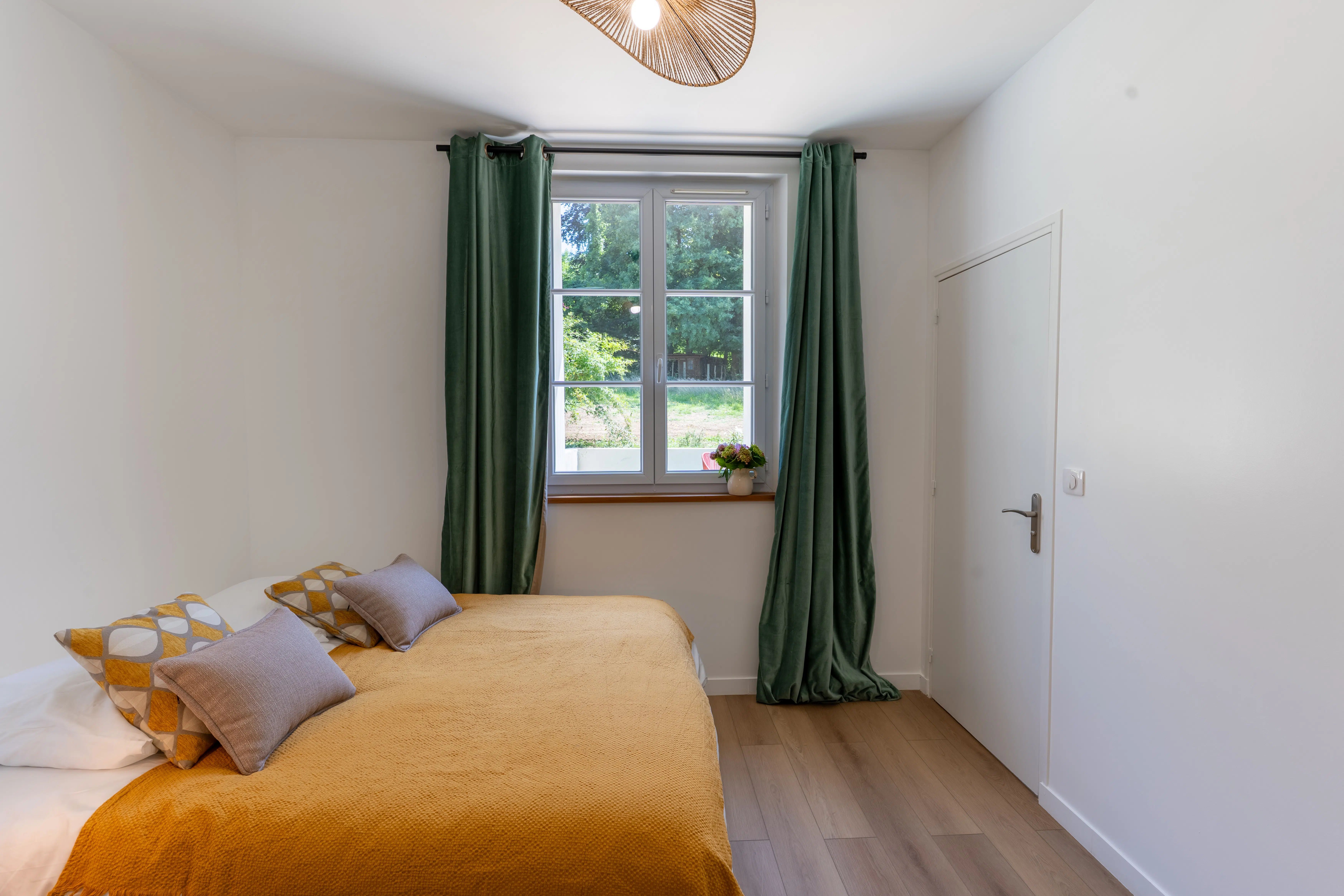 Chambre lumineuse donnant sur le parc dans la Maison du Séquoia.
