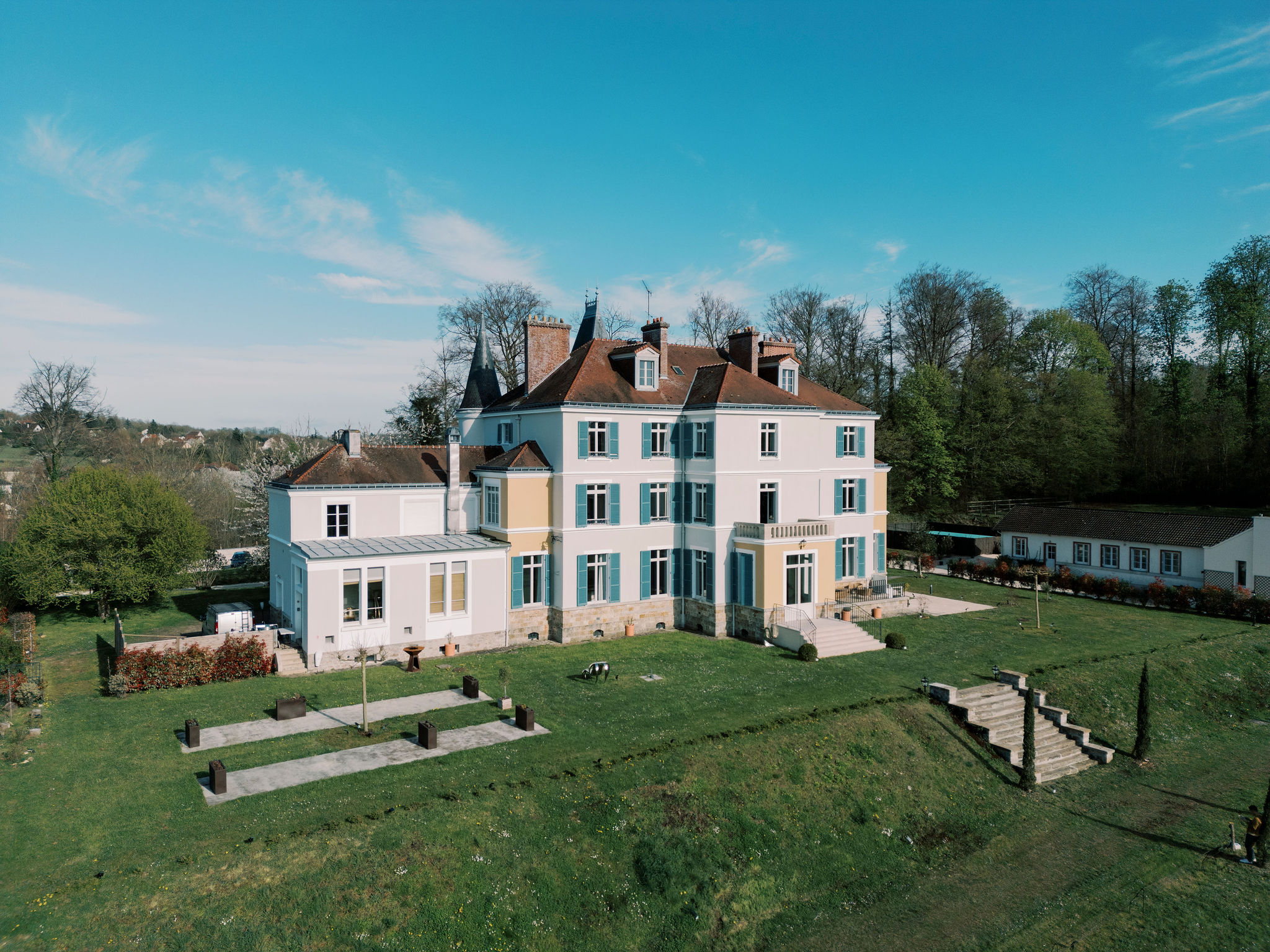 Domaine du Grand Morin entouré de verdure.