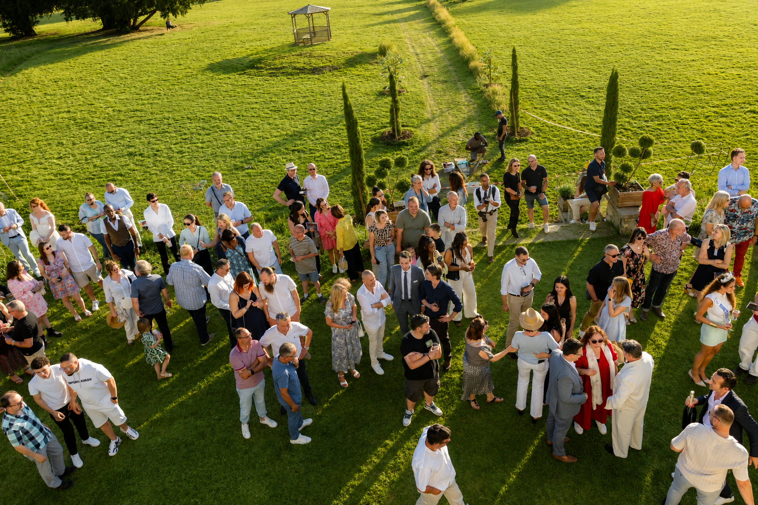 Invités se promenant dans le parc du Domaine du Grand Morin.