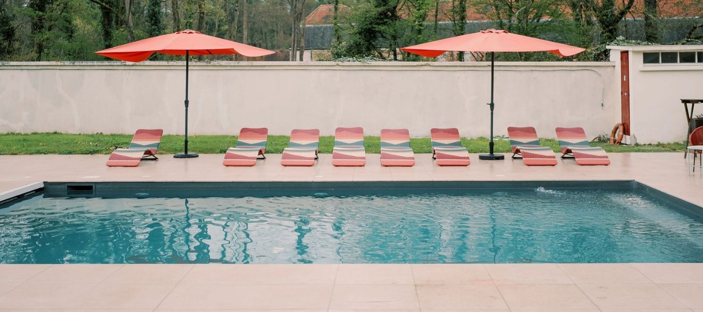 Piscine extérieure située dans le parc du Domaine du Grand Morin.