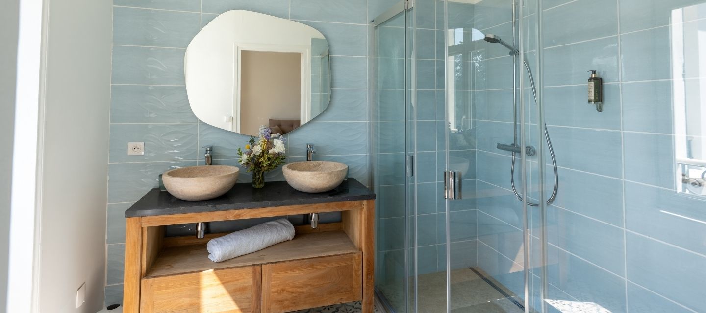 Salle de bain lumineuse avec vue sur le parc du Domaine du Grand Morin.