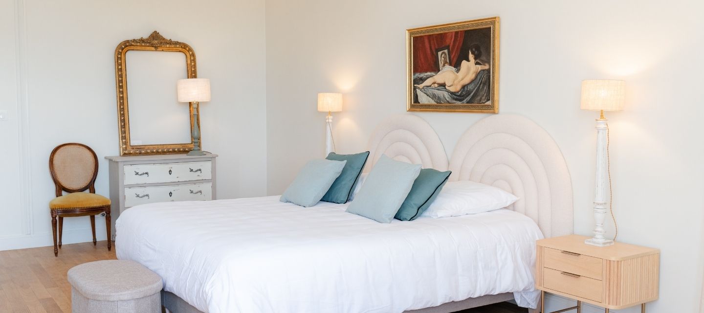 Décoration raffinée d’une chambre du Domaine du Grand Morin.