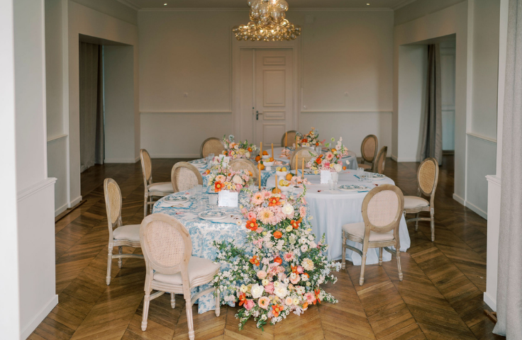 Salle de réception décorée pour événement au Domaine du Grand Morin.