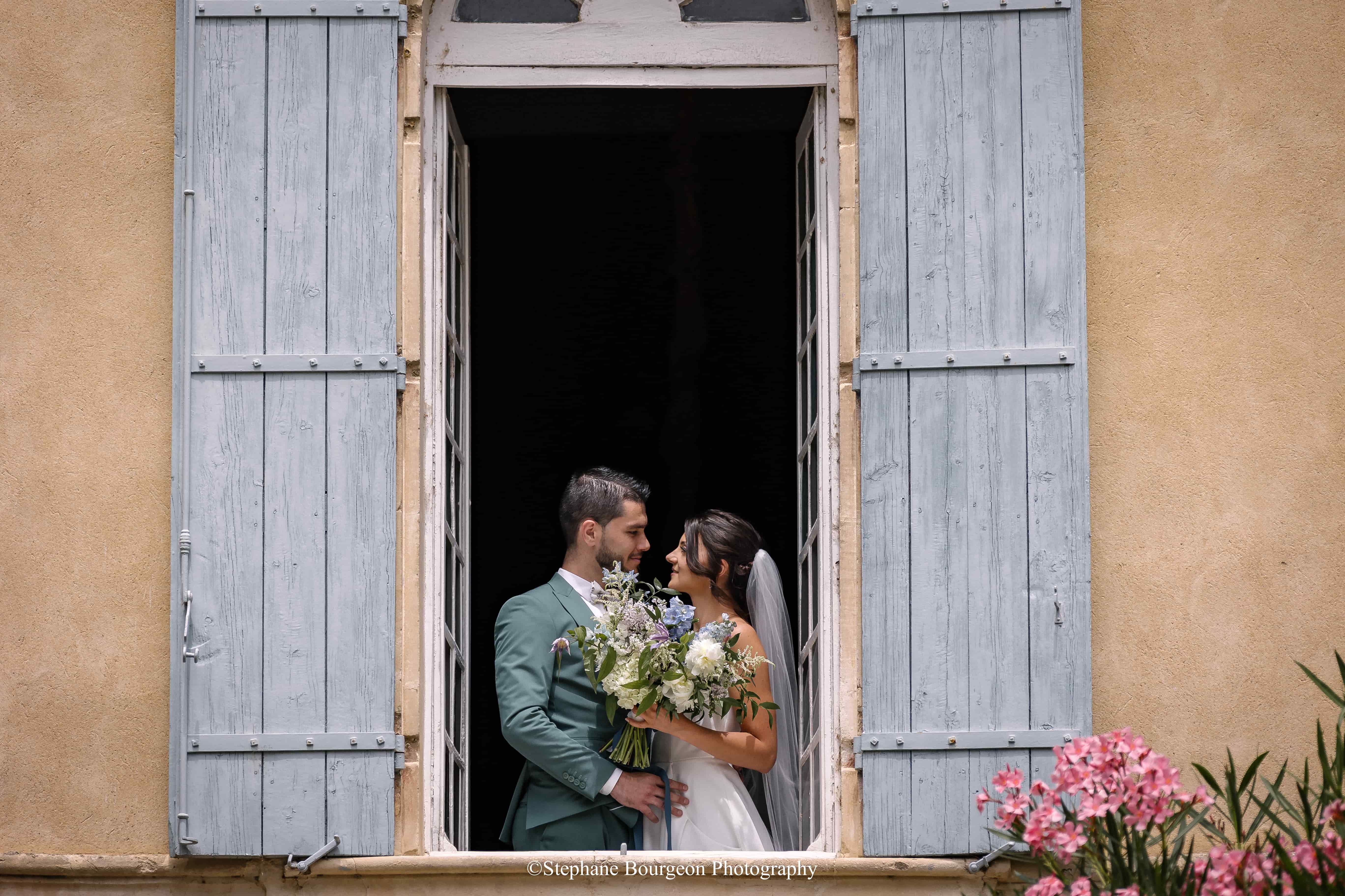 la mariée dans les escaliers