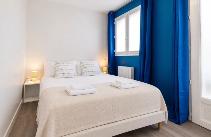 chambre avec un lit deux places