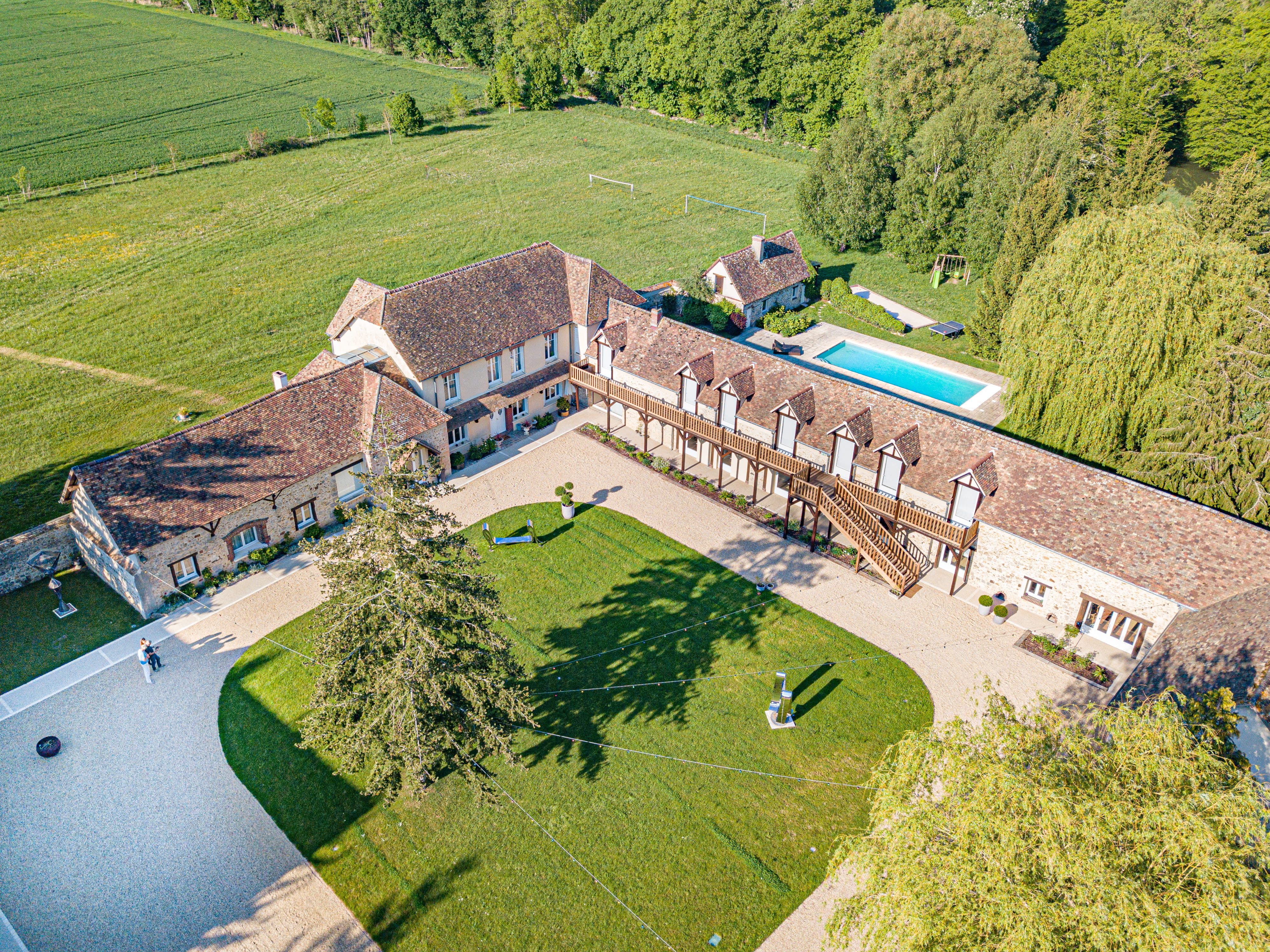 le domaine de la thibaudière et ses jardins vu en drône