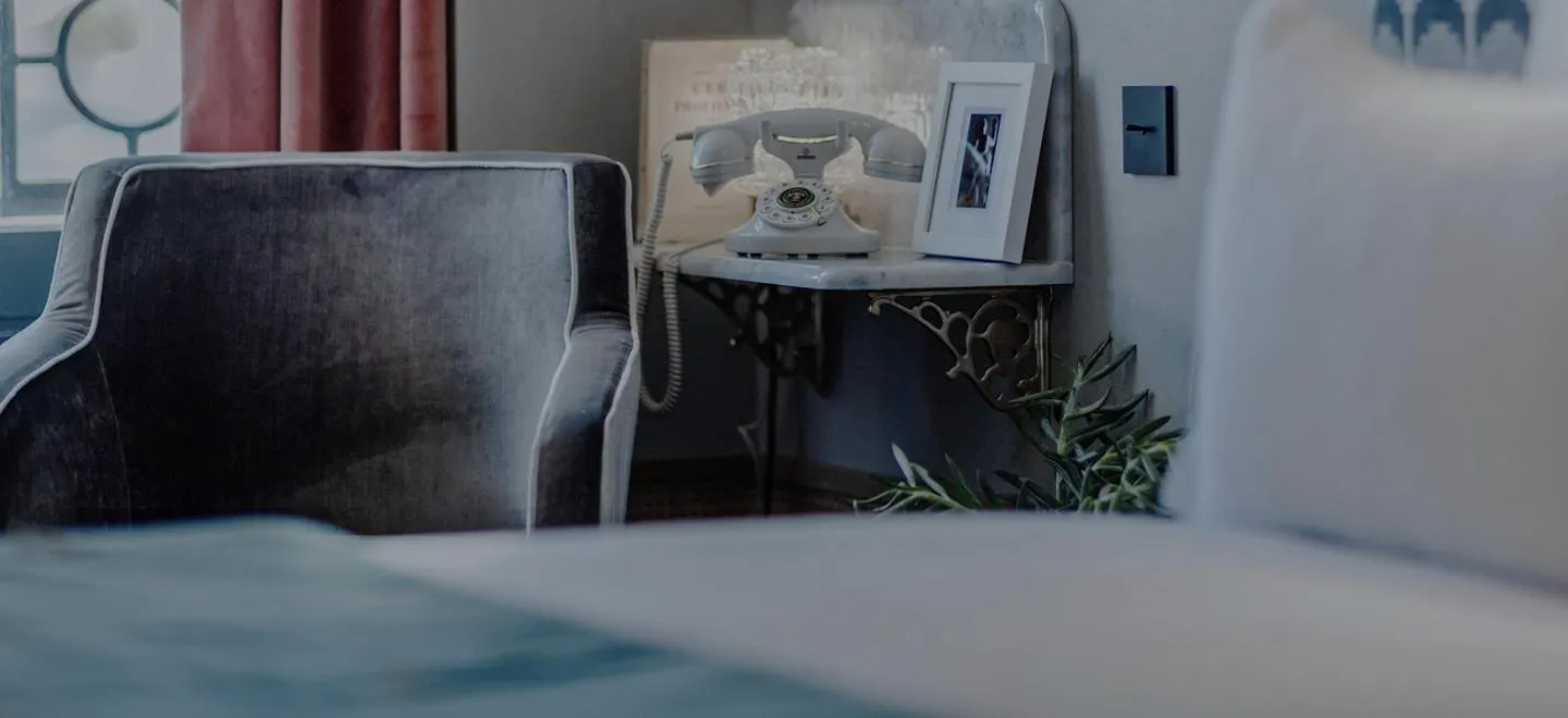 Salon avec téléphone rétro et décoration soignée Elegancia Groupe