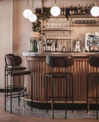 Bar moderne avec éclairage sphérique Elegancia Groupe