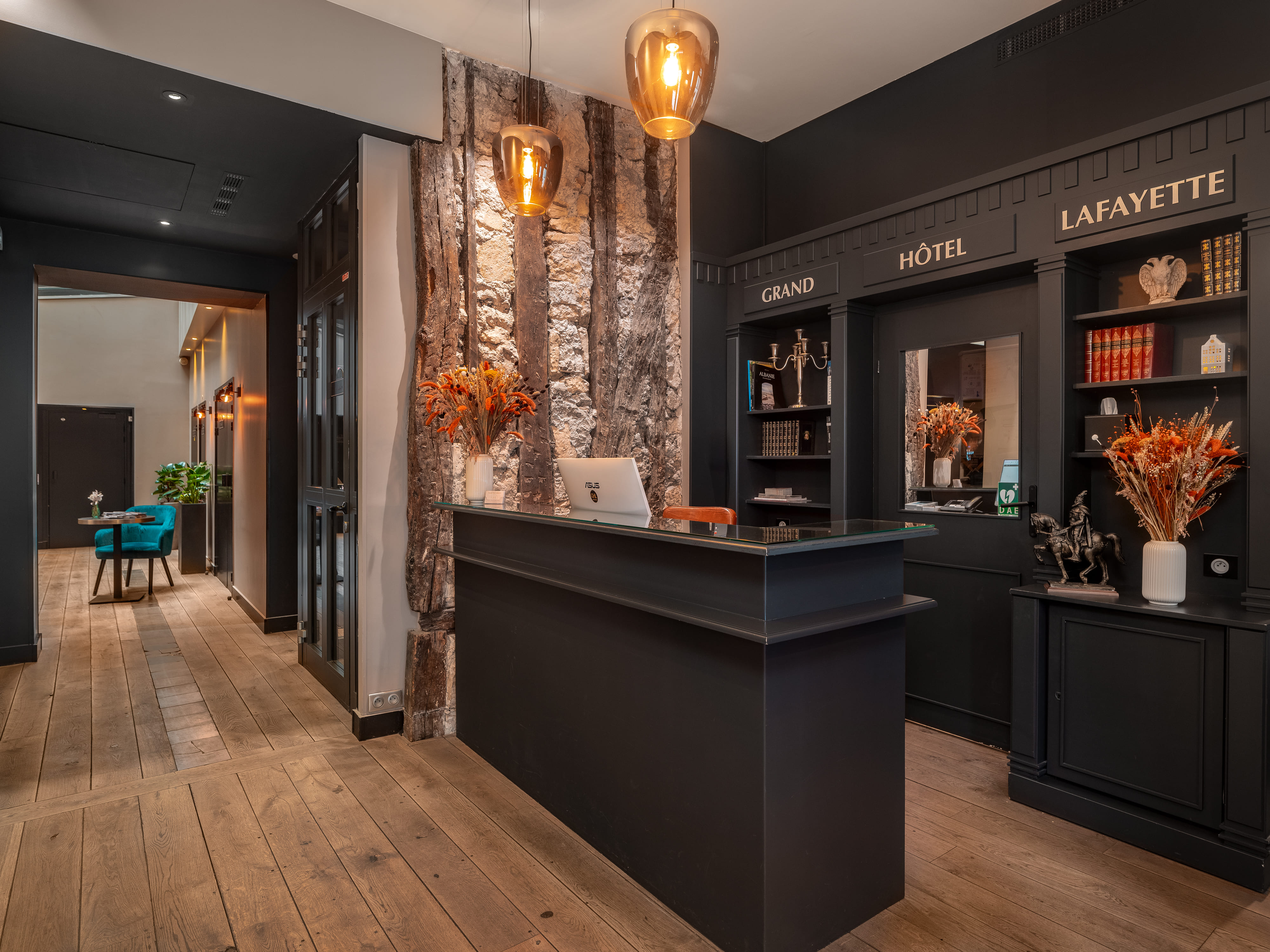 Balcon d'hôtel urbain avec mobilier moderne Elegancia Groupe